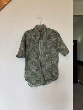 Ivy Crew Explorer Men's Short Sleeve Fishing Fly Print Button Down Shirt Size M